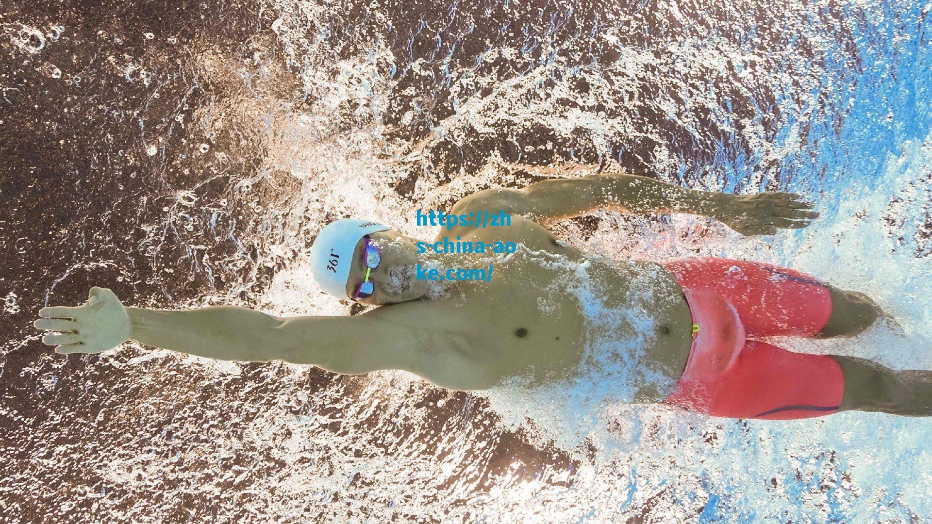 离谱啊！阿维莱斯替补登场不到1分钟，飞铲门德斯染黄，球迷惊呼史上最荒唐换人